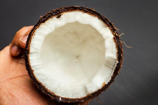 Кокосово мляко и кокосова вода- какви са разликите и какви са техните ползи за здравето 