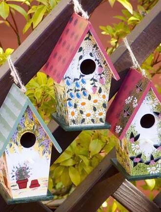 Освежете градината си с тези красиво оцветени къщички за птици. Компактни и удобни, вършат чудесна работа и в най-малките пространства.
