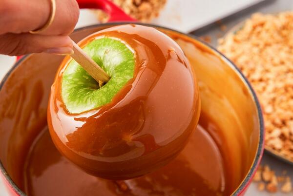 Как да направите класически карамелени ябълки