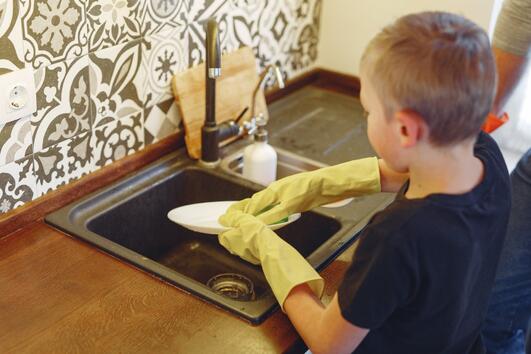На каква възраст децата трябва да започнат да се занимават с домакинска работа 