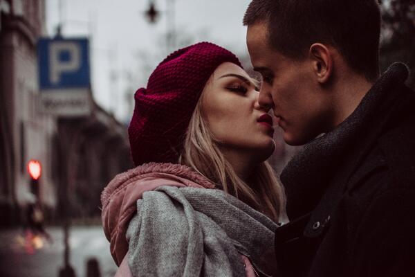 Защо затваряме очите си, когато се целуваме? 