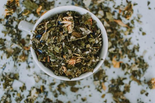 Може ли зеленият чай да повлияе на акнето?