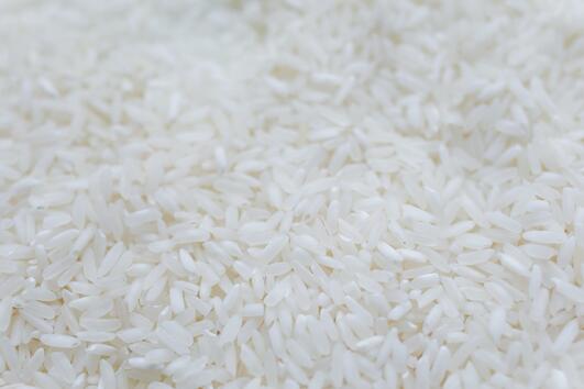Защо оризовата вода може да бъде спасител за увредената коса и как да я използвате правилно