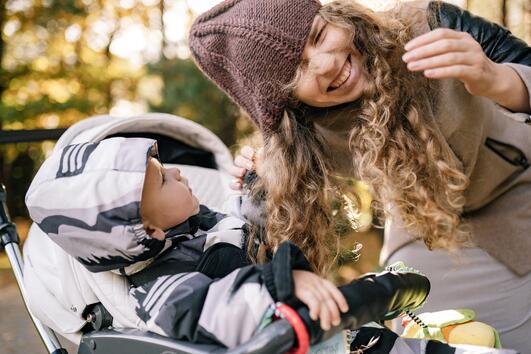 Защо родителите в студените страни оставят децата си да спят на открито