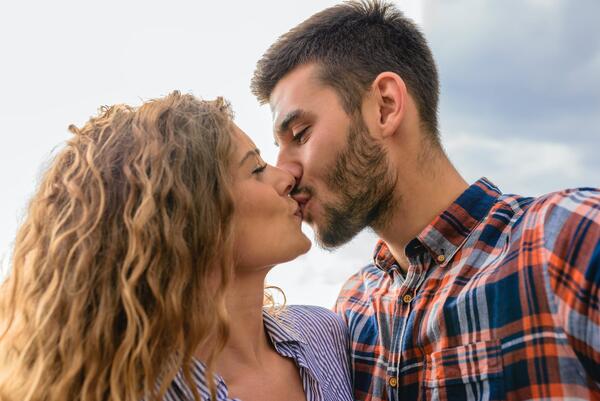 7 неща, които се случват с тялото ви, когато целунете някого