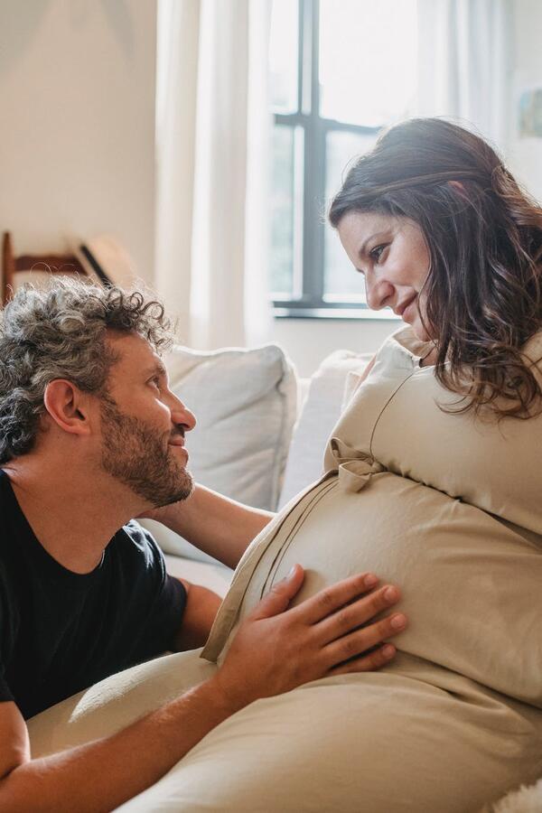 Защо някои мъже могат да изпитват симптоми на бременност, когато партньорката им очаква бебе