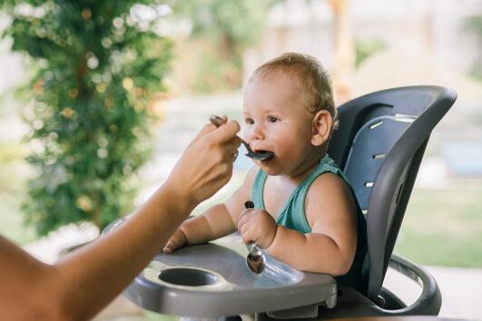 Кога и как да въведете твърдите храни в менюто на детето си
