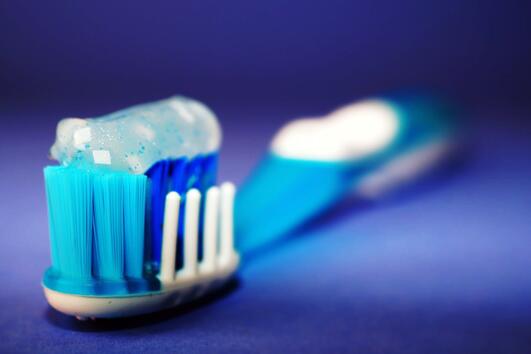 4 признака, че си миете зъбите твърде силно и 4 начина, по които можете да поправите това 
