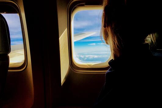 Стюардеси разкриват 8 неща, които никога не бива да носите в самолет