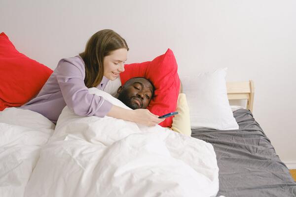 Защо все повече щастливи двойки предпочитат да спят в отделни легла