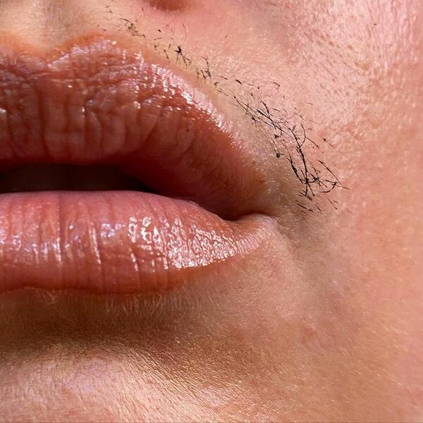 Инфлуенсър подчертава мустаците си и насърчава жените да се откажат от филтрите и да обичат тялото си 