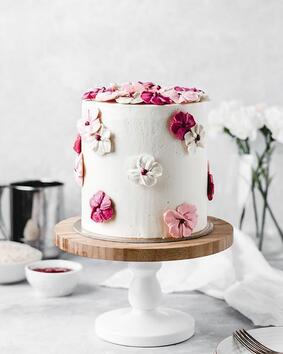 Сватбени торти с цветни акценти за чудо и приказ