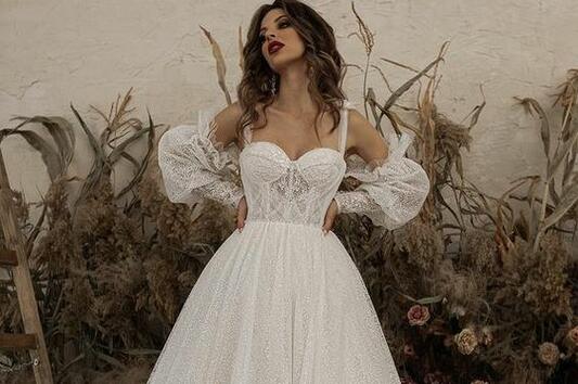 <p>Сватбеният ден е най-важният момент за всяка дама, която някога е мечтала да се премени в бяло. Е, с рокля като тези сватбата ще се превърне в истинска приказка!</p>