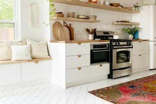 <p>Скандинавският модел в обзавеждането предлага стил и функционалност, както в кухнята, така и в останалите кътчета на дома. Същевременно е семпъл и създава усещането за чистота и по-голямо пространство. Ако разполагахме с такава кухня у дома, нямаше да излизаме от нея!</p>