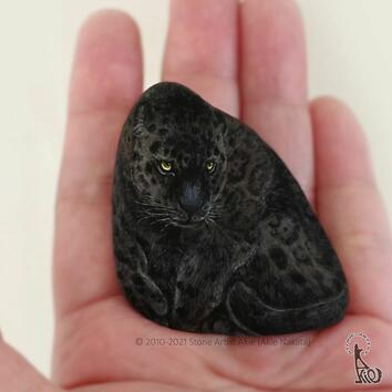 Пухкави животни, изобразени върху камъни