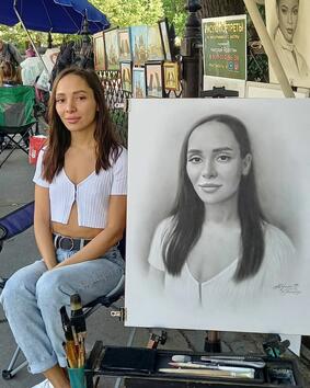 Артист рисува реалистични портрети само за час