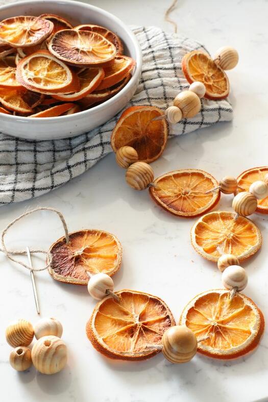 Направи си сам: Коледна декорация от сушени портокали