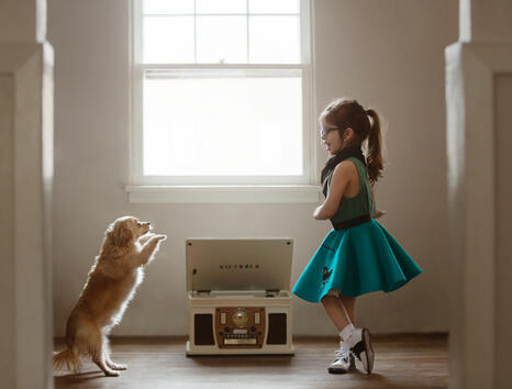 Красивото приятелство между едно момиче и нейното куче