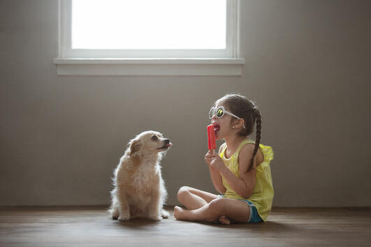 Красивото приятелство между едно момиче и нейното куче