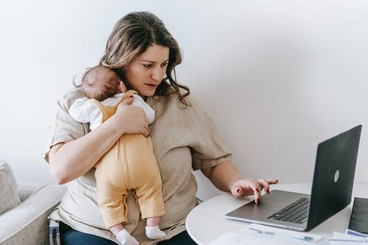 Работещите майки са по-щастливи и по-здрави от майките, които стоят вкъщи, според проучване