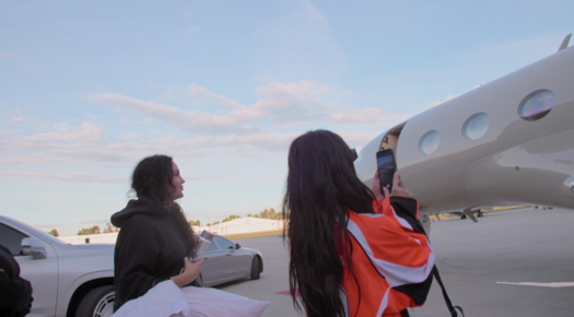 Да се разходим из личния самолет на Ким Кардашян (ВИДЕО)