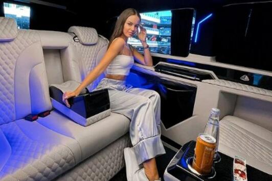 Виктория Капитонова се повози на луксозна лимузина в Истанбул