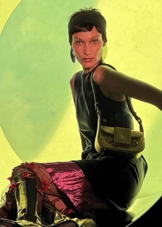 Бела Хадид с прическа от 60-те за Vogue Испания