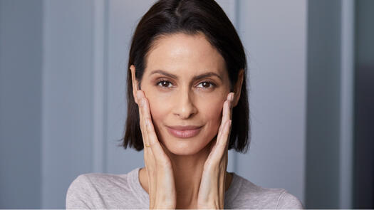 Витамин C и масажите на лицето са топ факторите за стегнатата кожа