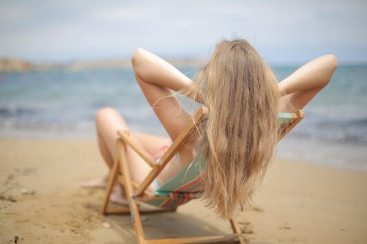 Красива и сияйна коса на плажа - възможно е с правилните грижи!