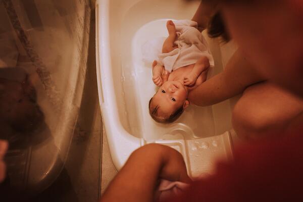 Как се къпе бебе в 5 стъпки 
