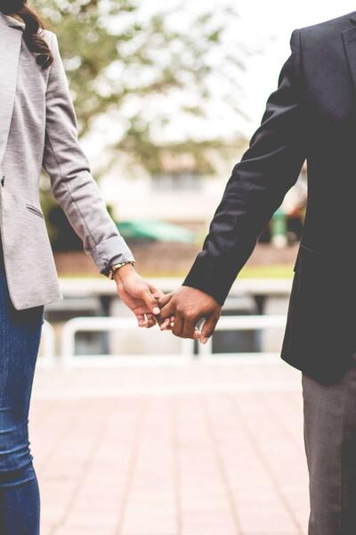 Защо трябва да държим партньора си за ръце по време на спор?