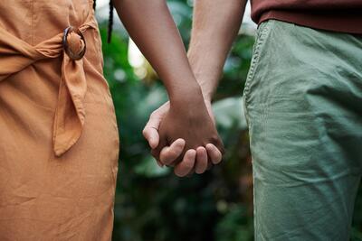 Защо трябва да държим партньора си за ръце по време на спор?