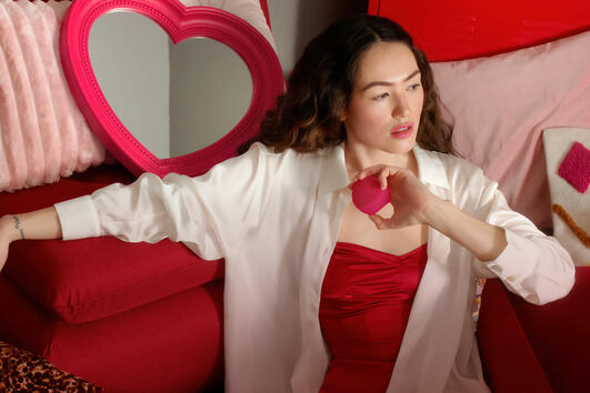 FOREO стартира кампания за Свети Валентин, вдъхновена от хита на Майли Сайръс „Flowers“