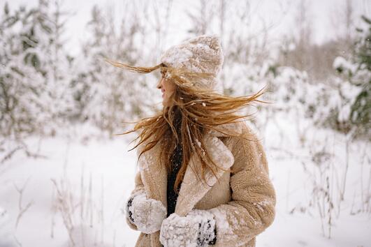 Стилни през зимата с пухено палто 