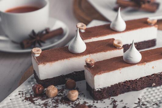 Слоеве от кафе, шоколад и сметана съставляват този елегантен десерт