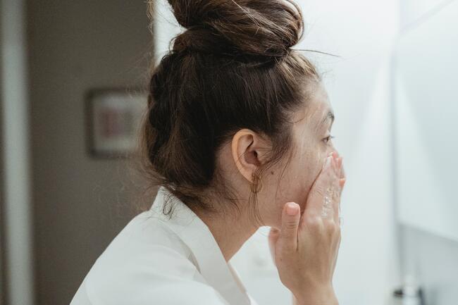 Веднъж завинаги: трябва ли да миете лицето си сутрин или не?
