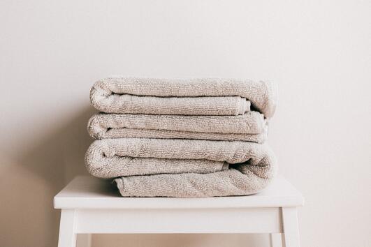 Колко често трябва да перете кърпите и постелката си за баня?