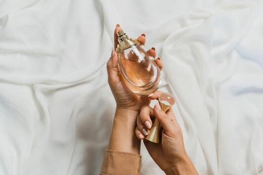 Какво е парфюмна регресия и как влияе на психиката ни