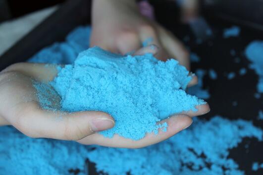 Най-добрата домашна рецепта за кинетичен пясък за деца
