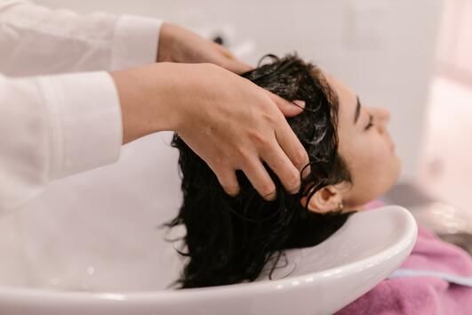 Трябва ли да миете косата си преди да посетите фризьор? 