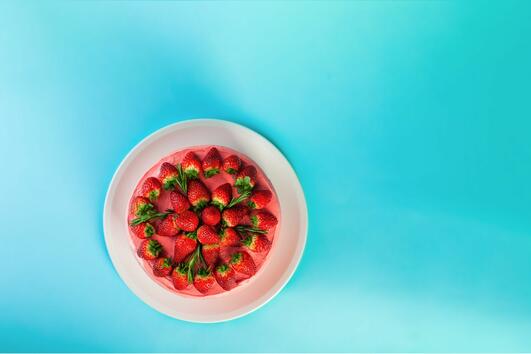 Сезонът на ягодите: Лятна ягодова торта с маскарпоне