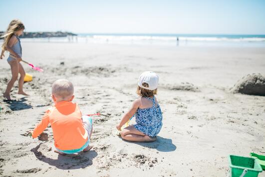 Едно просто действие, което излага децата ни на риск на плажа