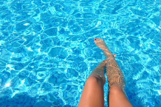 Сезонът на басейните: 5 начина, по които хлорът влияе на тялото ви