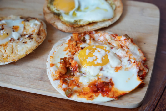 Популярните пържени яйца с фета от TikTok ще се превърнат в новата ви любима закуска