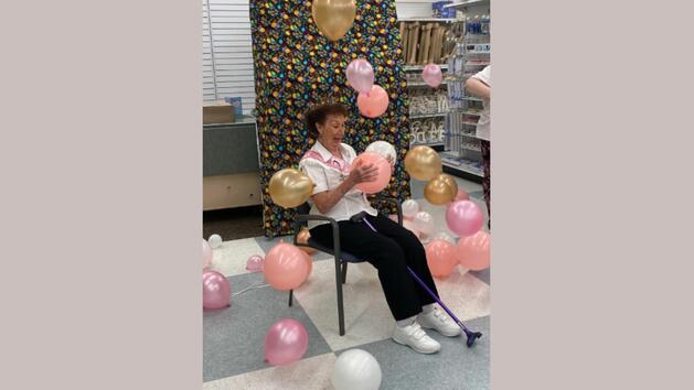 101-годишна жена, която все още работи, споделя съветите си за дълъг живот