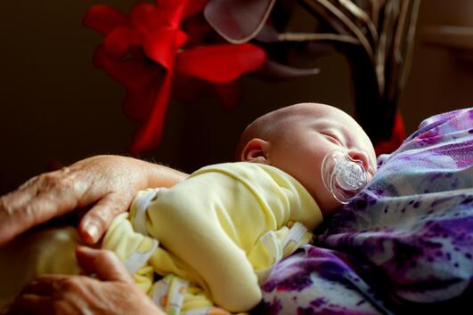 Безопасно ли е бебето да спи в прегръдките ви, според консултантите по сън