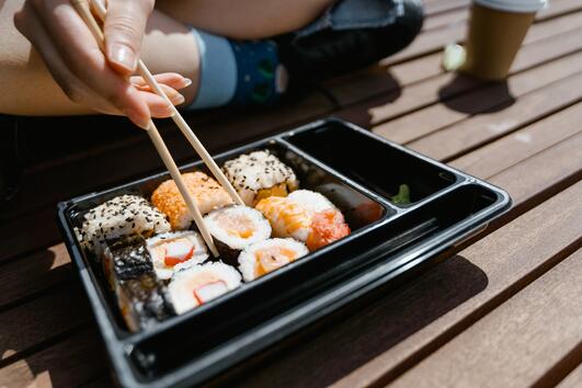 Учени предупреждават какво се случва след честа консумация на суши

