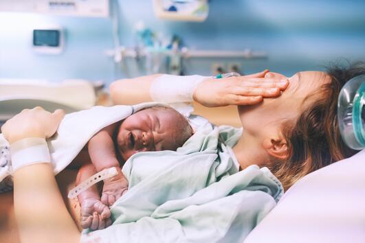 Да не искаш да прегърнеш бебето си: Какво е дисоциативно преживяване при раждане?