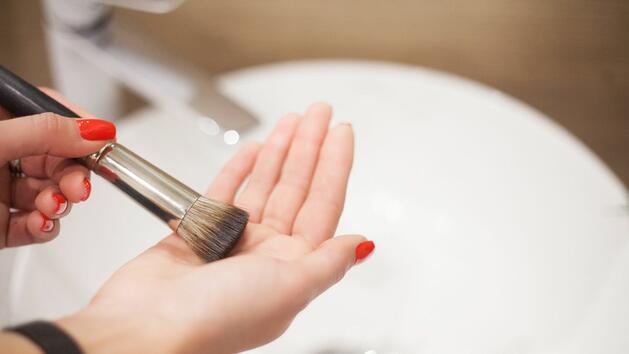 Какво ще се случи с лицето ви, ако не почиствате редовно четките си за грим