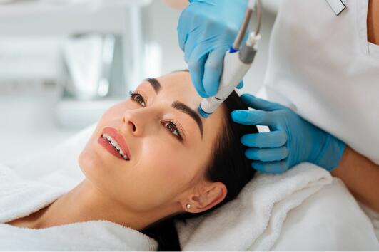 Какво представлява процедурата HydraFacial и за какво помага?